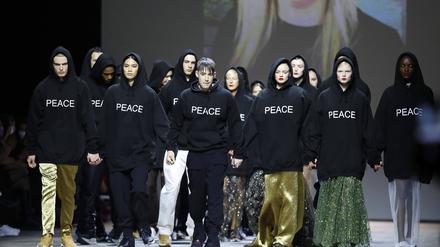  Kilian Kerner mit Models auf dem Laufsteg bei seiner Fashion Show am 15.03.2022 