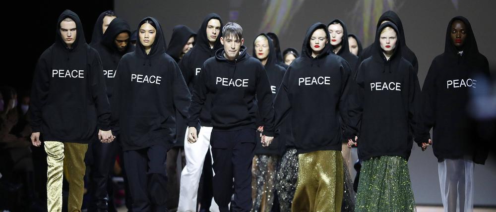  Kilian Kerner mit Models auf dem Laufsteg bei seiner Fashion Show am 15.03.2022 