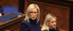 Michelle O’Neill spricht nach ihrer Ernennung zur Ersten Ministerin im Parlament in Belfast.