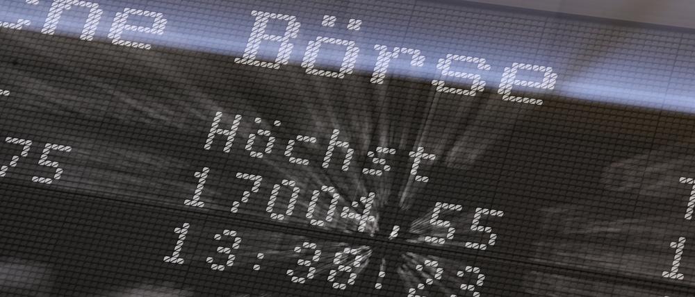 Auf der Anzeigetafel mit der Dax-Kurve ist in der Frankfurter Wertpapierbörse der Tageshöchstwert von 17 004,55 Punkten angezeigt.