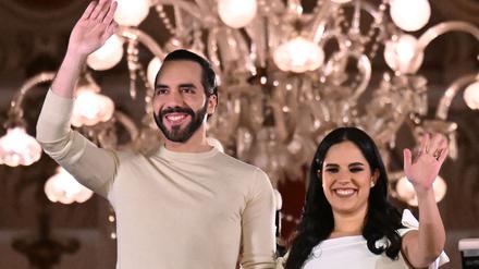 Nayib Bukele und seine Frau Gabriela Rodriguez grüßen Anhänger am Abend des 4. Februar 2024 vom Balkon des Präsidentschaftspalasts, nachdem erste Hochrechnungen seinen Wahlsieg angedeutet hatten. 
