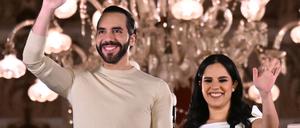 Nayib Bukele und seine Frau Gabriela Rodriguez grüßen Anhänger am Abend des 4. Februar 2024 vom Balkon des Präsidentschaftspalasts, nachdem erste Hochrechnungen seinen Wahlsieg angedeutet hatten. 