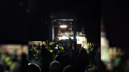Wütende Bauern hindern Vizekanzler Robert Habeck (Grüne) in Schlüttsiel in Schleswig-Holstein am Verlassen einer Fähre.