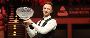 Judd Trump mit der Brandon-Parker-Trophy für den Sieger des German Masters.