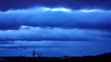 Wolken ziehen in Leipzig bei stürmischem Wetter über das Land (Archivbild).