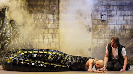 Christiane Karg als Rusalka bringt dem Prinzen (Pavel Černoch) den Todeskuss. Anders als in den meisten Opern stirbt der Tenor, nicht die Sopranistin.