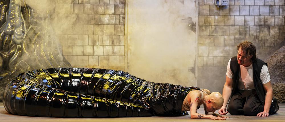 Christiane Karg als Rusalka bringt dem Prinzen (Pavel Černoch) den Todeskuss. Anders als in den meisten Opern stirbt der Tenor, nicht die Sopranistin.
