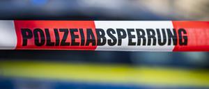 ARCHIV - 28.09.2021, Nordrhein-Westfalen, Gütersloh: Das Gebiet um eine Schule in Erfurt ist nach einer Bombendrohung weiträumig abgesperrt.  (zu dpa: «Bombendrohung an Erfurter Gymnasium») Foto: David Inderlied/dpa +++ dpa-Bildfunk +++