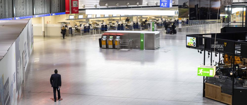 Nichts los: Am Mittwoch werden die Lufthansa-Schalter in Frankfurt verwaist sein.