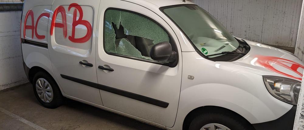 Unbekannte Täter haben am Wochenende in Berlin zwei Fahrzeuge der Gewerkschaft der Polizei (GdP) beschädigt.