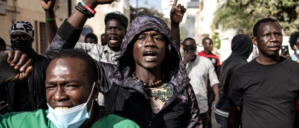 Protest gegen Verschiebung der Präsidentschaftswahl in Senegal. Die Polizei geht mit Tränengas gegen die Demonstranten vor.