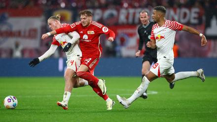 Eng bewacht. Yorbe Vertessen (rotes Trikot) hatte es in seinem ersten Spiel für Union nicht leicht. 
