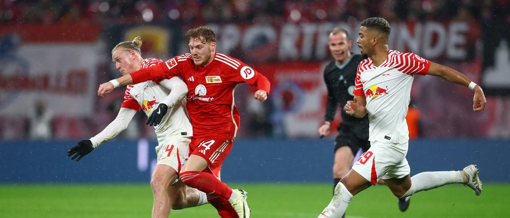Eng bewacht. Yorbe Vertessen (rotes Trikot) hatte es in seinem ersten Spiel für Union nicht leicht. 