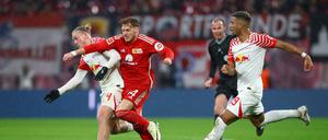 Eng bewacht. Yorbe Vertessen (rotes Trikot) hatte es in seinem ersten Spiel für Union nicht leicht. 