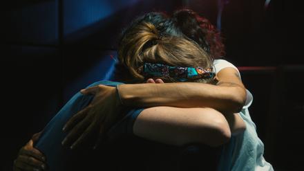 Gitti Grüter (l.) wird von der Protagonistin Quin (r.) getröstet. Sick Girls ZDF