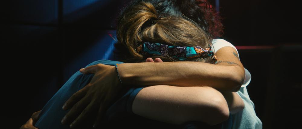 Gitti Grüter (l.) wird von der Protagonistin Quin (r.) getröstet. Sick Girls ZDF