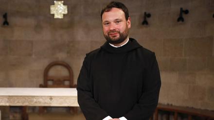 Pater Nikodemus Schnabel steht am 12.02.2017 in Tabgha (Israel) vor dem Altar in der Brotvermehrungskirche.