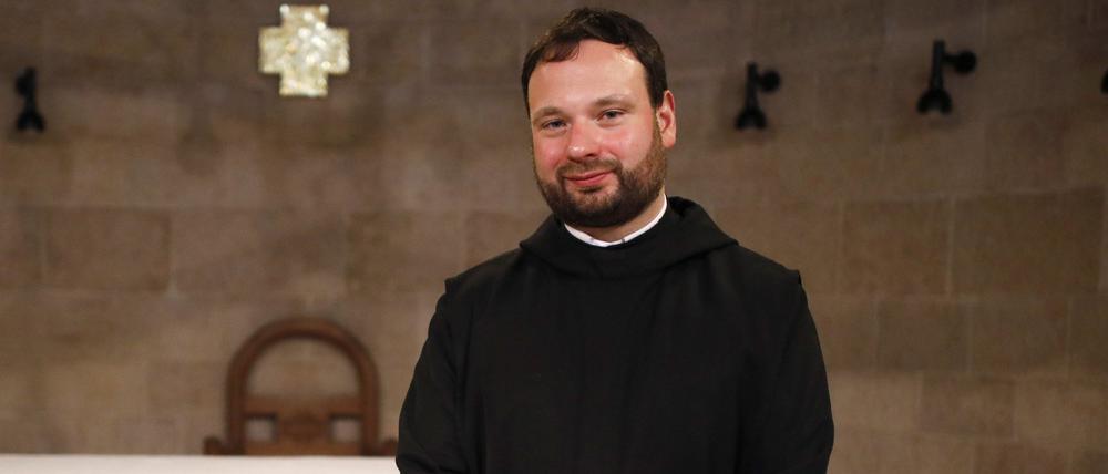 Pater Nikodemus Schnabel steht am 12.02.2017 in Tabgha (Israel) vor dem Altar in der Brotvermehrungskirche.