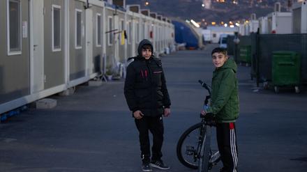 Zwei Jungen spielen zwischen Wohncontainern bei Kahramanmaras, in denen sie mit Familie nach dem Erdbeben untergekommen sind. Ein Jahr nach dem fatalen Erdbeben sind noch immer fast 700.000 Überlebende in hunderten Containerdörfern untergebracht. 