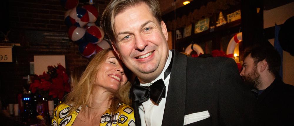 Adlon-Chefin Martina Mathilda Huss und der AfD-Spitzenpolitiker Maximilian Krah auf einer Gala der US-Republikaner im Dezember 2022.