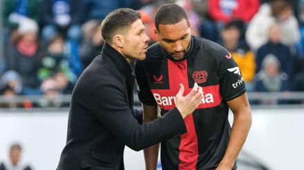 Xabi Alonso und Jonathan Tah haben mit Bayer Leverkusen Chancen auf drei Titel in dieser Saison..