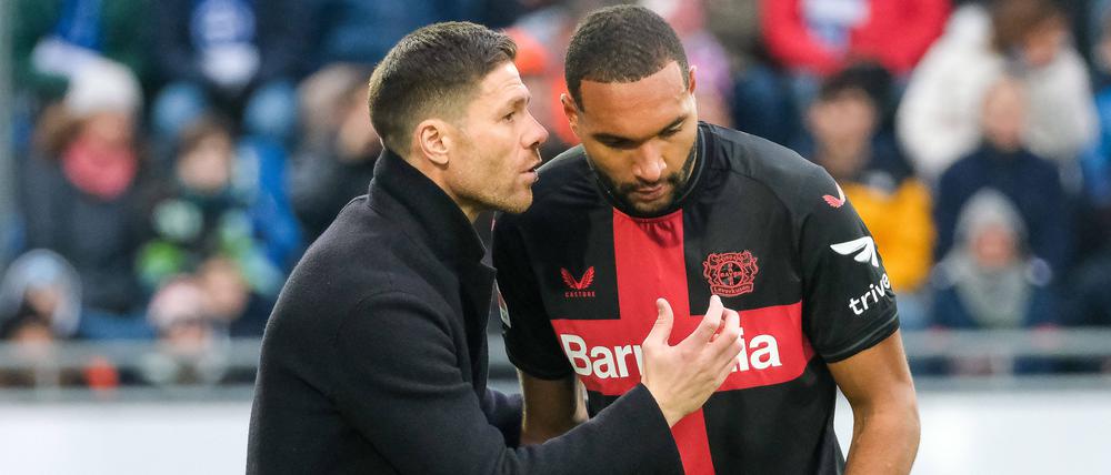 Xabi Alonso und Jonathan Tah haben mit Bayer Leverkusen Chancen auf drei Titel in dieser Saison..