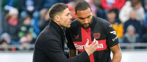 Xabi Alonso und Jonathan Tah haben mit Bayer Leverkusen Chancen auf drei Titel in dieser Saison..