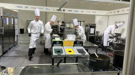 Das deutsche Junionteam kocht live vor Publikum und Jurymitgliedern bei der Kocholympiade.