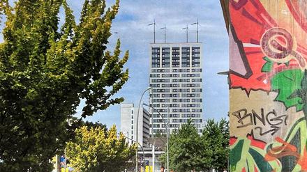 Das Wohnhaushaus „Liese“ an der Frankfurter Allee in Lichtenberg, gesehen mit den Augen der Architekten Baumschlager Eberle. Die Fundamente für die Windanlagen stehen, die Masten mit den Propellern stehen nicht.