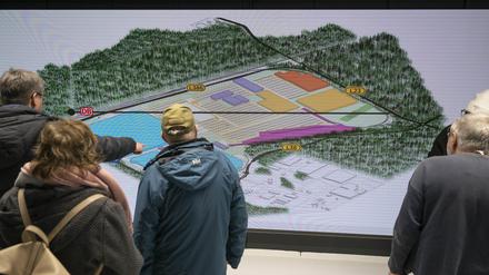 Bürger informieren sich über die geplante Erweiterung der Tesla Fabrik in Grünheide