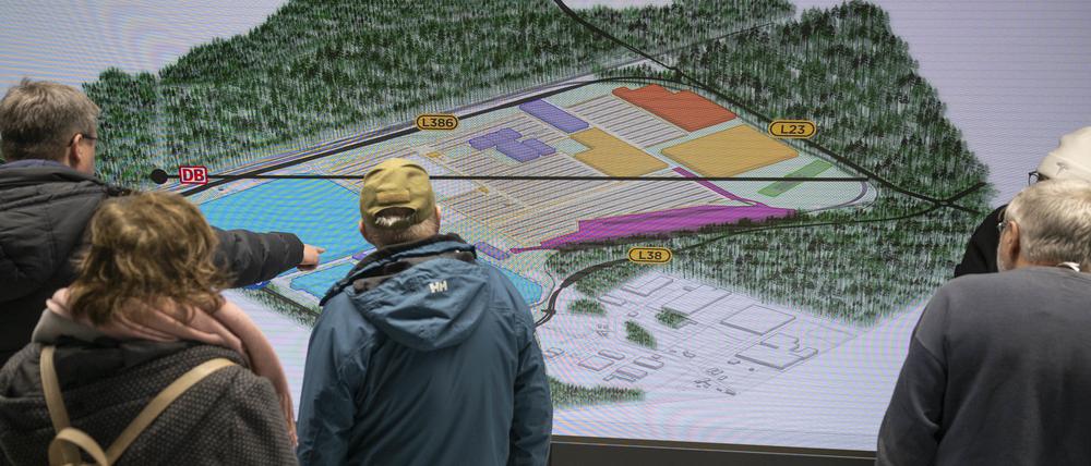 Bürger informieren sich über die geplante Erweiterung der Tesla Fabrik in Grünheide
