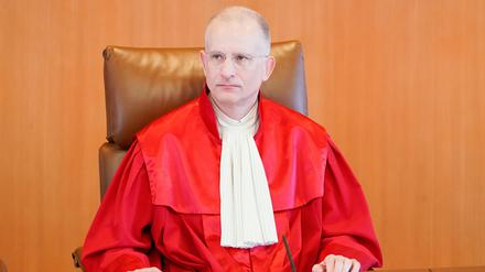 Holger Wöckel, neuer Richter des Zweiten Senats des Bundesverfassungsgerichts (BVerfG), sitzt im Verhandlungssaal.