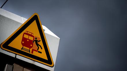 Ein Warnschild hängt am 19.05.2015 in Düsseldorf (Nordrhein-Westfalen) am Hauptbahnhof. Die Lokführer streiken erneut. Der Ausstand im Tarifkonflikt zwischen GDL und Deutscher Bahn mit offenem Ende soll am Dienstag beginnen.Foto: Federico Gambarini/dpa ++ +++ dpa-Bildfunk +++