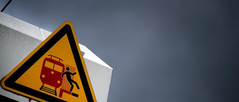 Ein Warnschild hängt am 19.05.2015 in Düsseldorf (Nordrhein-Westfalen) am Hauptbahnhof. Die Lokführer streiken erneut. Der Ausstand im Tarifkonflikt zwischen GDL und Deutscher Bahn mit offenem Ende soll am Dienstag beginnen.Foto: Federico Gambarini/dpa ++ +++ dpa-Bildfunk +++