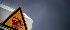 Ein Warnschild hängt am 19.05.2015 in Düsseldorf (Nordrhein-Westfalen) am Hauptbahnhof. Die Lokführer streiken erneut. Der Ausstand im Tarifkonflikt zwischen GDL und Deutscher Bahn mit offenem Ende soll am Dienstag beginnen.Foto: Federico Gambarini/dpa ++ +++ dpa-Bildfunk +++