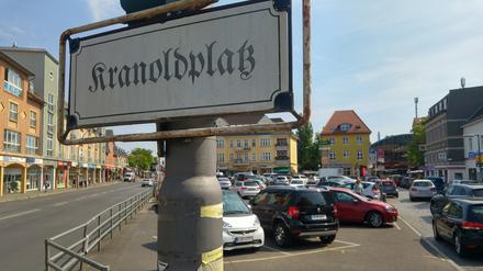 Bisher ist der Kranoldplatz in Lichterfelde-Ost an fünfeinhalb Tagen in der Woche vor allem eines: Parkplatz.