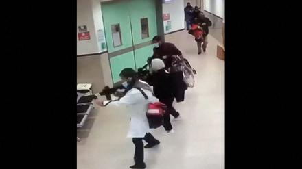 Standbild einer Videokamera im Krankenhaus in der palästinensischen Stadt Dschenin, als die verkleideten israelischen Soldaten es betreten.