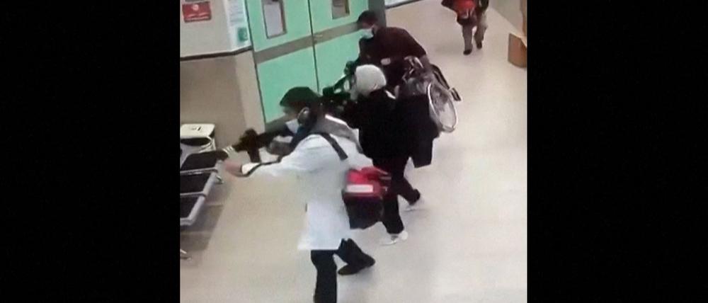 Standbild einer Videokamera im Krankenhaus in der palästinensischen Stadt Dschenin, als die verkleideten israelischen Soldaten es betreten.