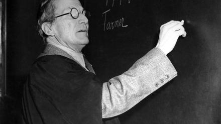 Erwin Schrödinger wurde 1887 in Wien geboren, lebte in Berlin und einige Jahre im Exil in Oxford und Irland. Er starb 1967 in Wien.