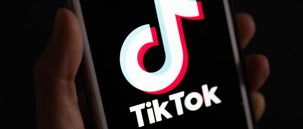 Auf einem Smartphone wird das Logo der Plattform TikTok angezeigt.