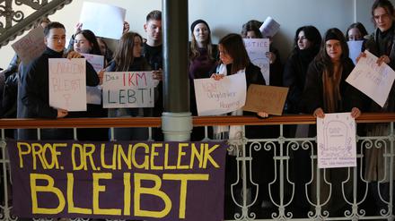 Prof. Johannes Ungelenk Universität Potsdam
Die Studierendenschaft des Institut für Künste und Medien wehrt sich durch die Teilnahme an der Abschlussvorlesung des Wintersemesters von Johannes Ungelenk und eine anschließende Kundgebung gegen den Rauswurf von Prof. Dr. Johannes Ungelenk.