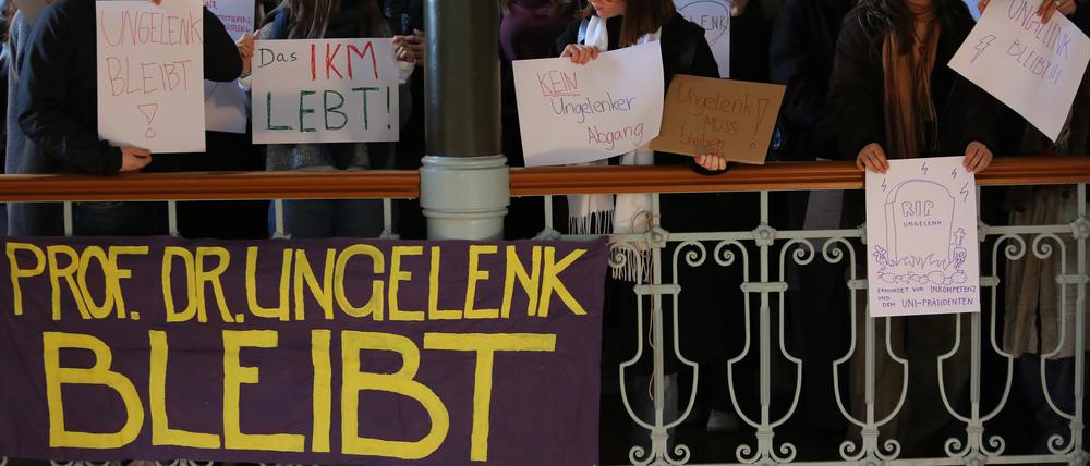 Prof. Johannes Ungelenk Universität Potsdam
Die Studierendenschaft des Institut für Künste und Medien wehrt sich durch die Teilnahme an der Abschlussvorlesung des Wintersemesters von Johannes Ungelenk und eine anschließende Kundgebung gegen den Rauswurf von Prof. Dr. Johannes Ungelenk.