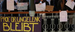 Die Studierendenschaft des Institut für Künste und Medien an der Universität Potsdam wehrt sich gegen den Rauswurf ihres Professors Johannes Ungelenk.