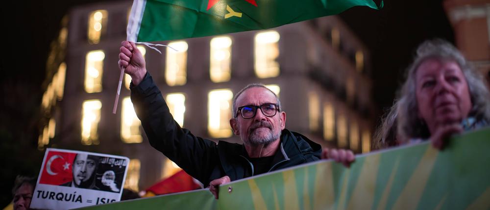 Kurden protestieren im Jahr 2022 in Madrid gegen türkische Angriffe auf Nordsyrien.