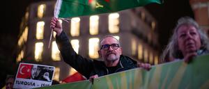 Kurden protestieren im Jahr 2022 in Madrid gegen türkische Angriffe auf Nordsyrien.
