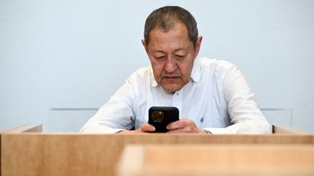 Der Autor und Blogger Akif Pirincci wartet im Gerichtssaal des Amtsgerichts auf den Beginn der Verhandlung.