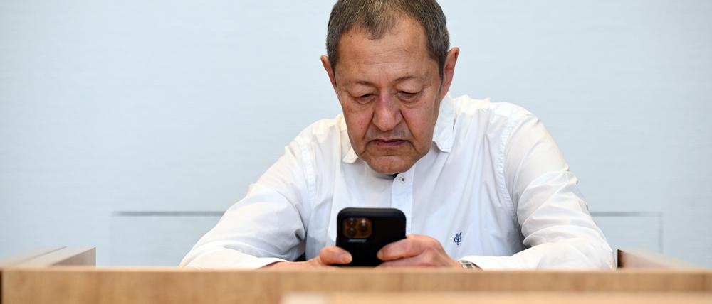 Der Autor und Blogger Akif Pirincci wartet im Gerichtssaal des Amtsgerichts auf den Beginn der Verhandlung.