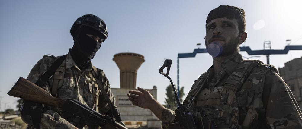 Von den USA unterstützte Kämpfer der Syrischen Demokratischen Kräfte (SDF) stehen auf einer Straße in Ostsyrien Wache. Wochenlange Zusammenstöße zwischen rivalisierenden, von den USA unterstützten Milizen in Ostsyrien, wo Hunderte von amerikanischen Truppen stationiert sind, weisen auf gefährliche Schwachstellen innerhalb einer Koalition hin, die die besiegte Gruppe «Islamischer Staat» seit Jahren eindämmt.