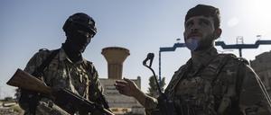 Von den USA unterstützte Kämpfer der Syrischen Demokratischen Kräfte (SDF) stehen auf einer Straße in Ostsyrien Wache. Wochenlange Zusammenstöße zwischen rivalisierenden, von den USA unterstützten Milizen in Ostsyrien, wo Hunderte von amerikanischen Truppen stationiert sind, weisen auf gefährliche Schwachstellen innerhalb einer Koalition hin, die die besiegte Gruppe «Islamischer Staat» seit Jahren eindämmt. 
