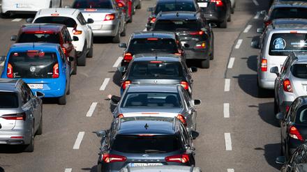 Autos stehen in der Stuttgarter Innenstadt im Stau. Im Tarifkonflikt des öffentlichen Nahverkehrs hatte die Gewerkschaft Verdi Beschäftigte der Branche zu einem Warnstreik aufgerufen. 